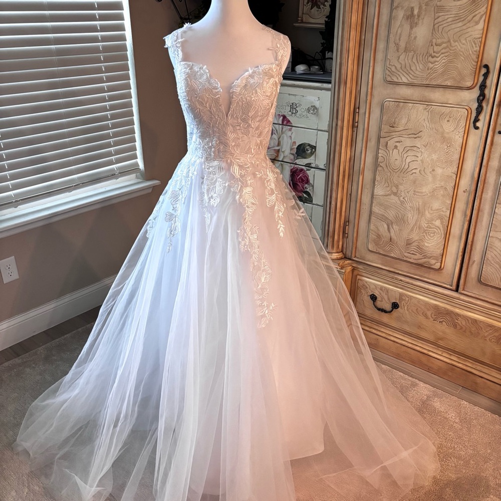 NEW White Wedding Dress, Wedding Dress with Train, Dress with Appliqués, Size LG